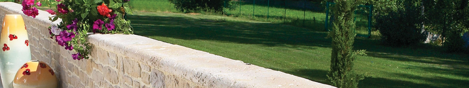 Chaperon de mur habillant un muret en pierres